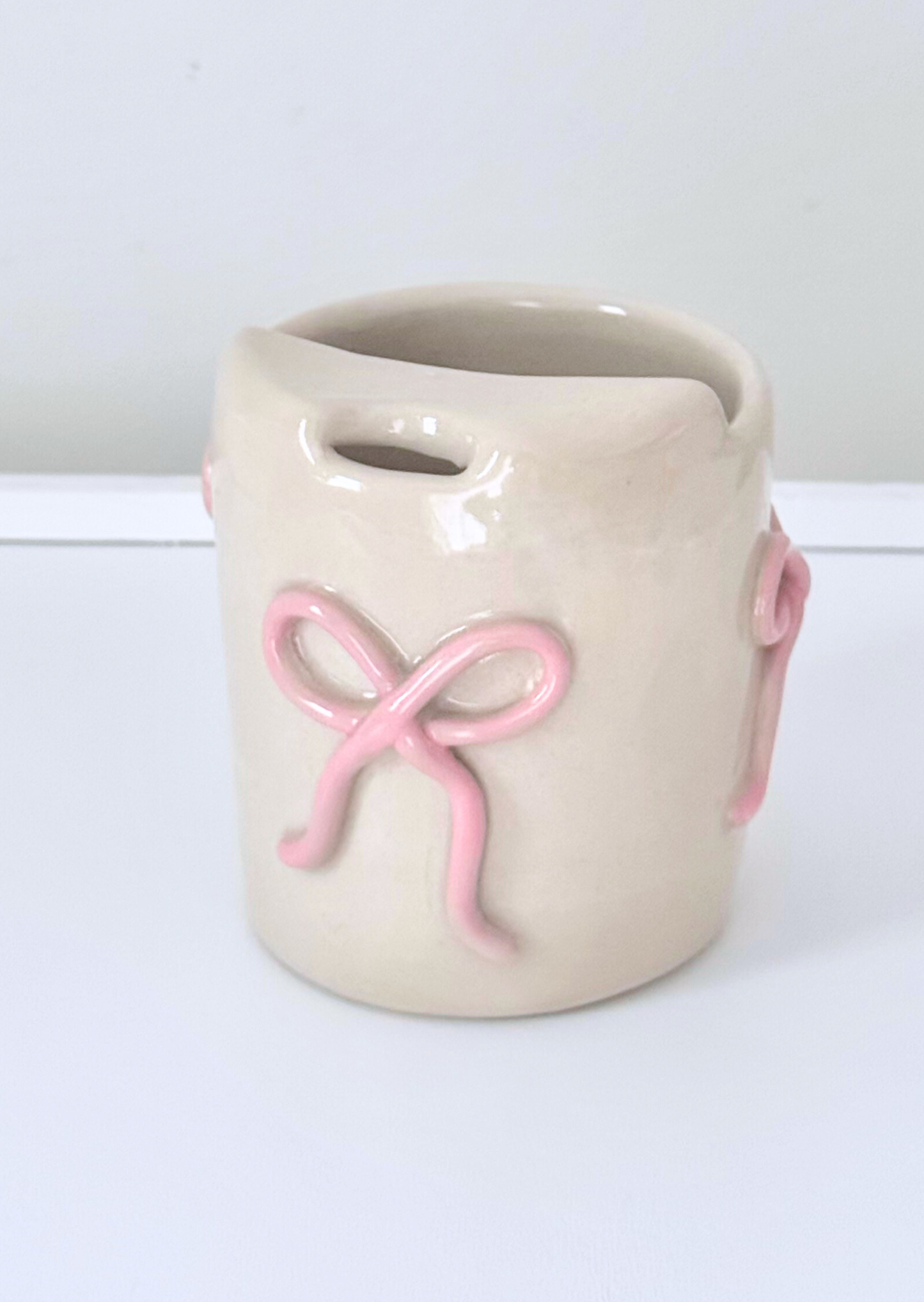 Travel Mug mit Schleifendetails