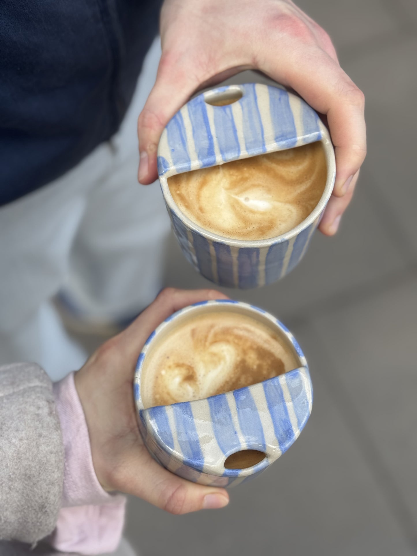 Handgemachter gestreifter To-Go Becher