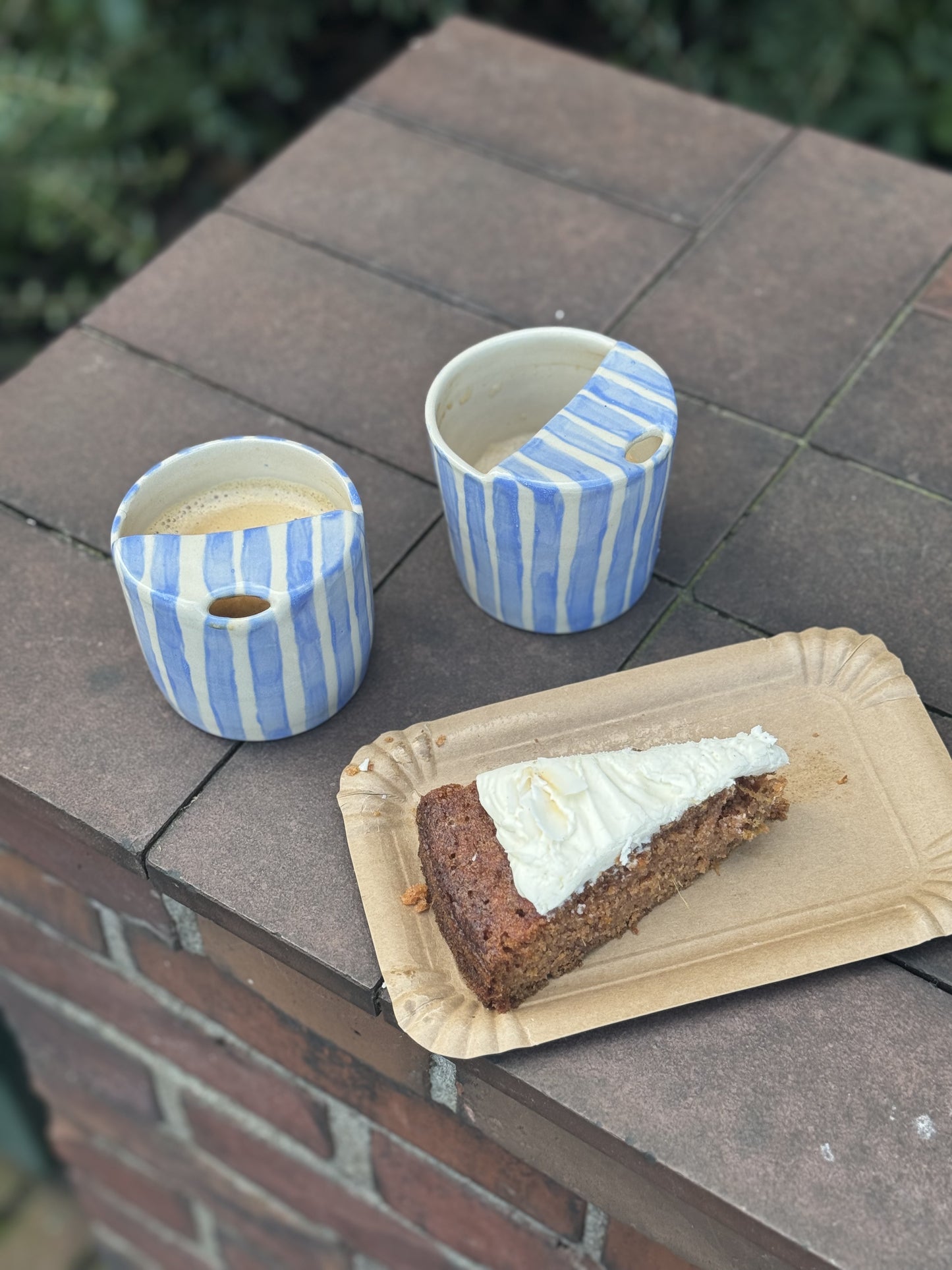 Handgemachter gestreifter To-Go Becher