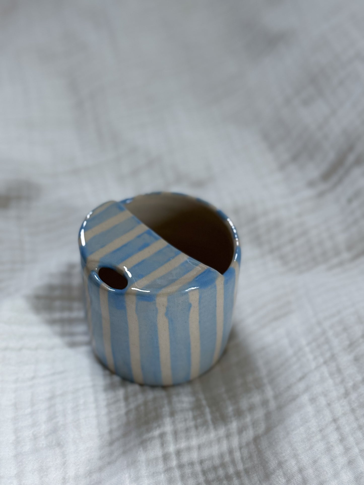 Handgemachter gestreifter To-Go Becher