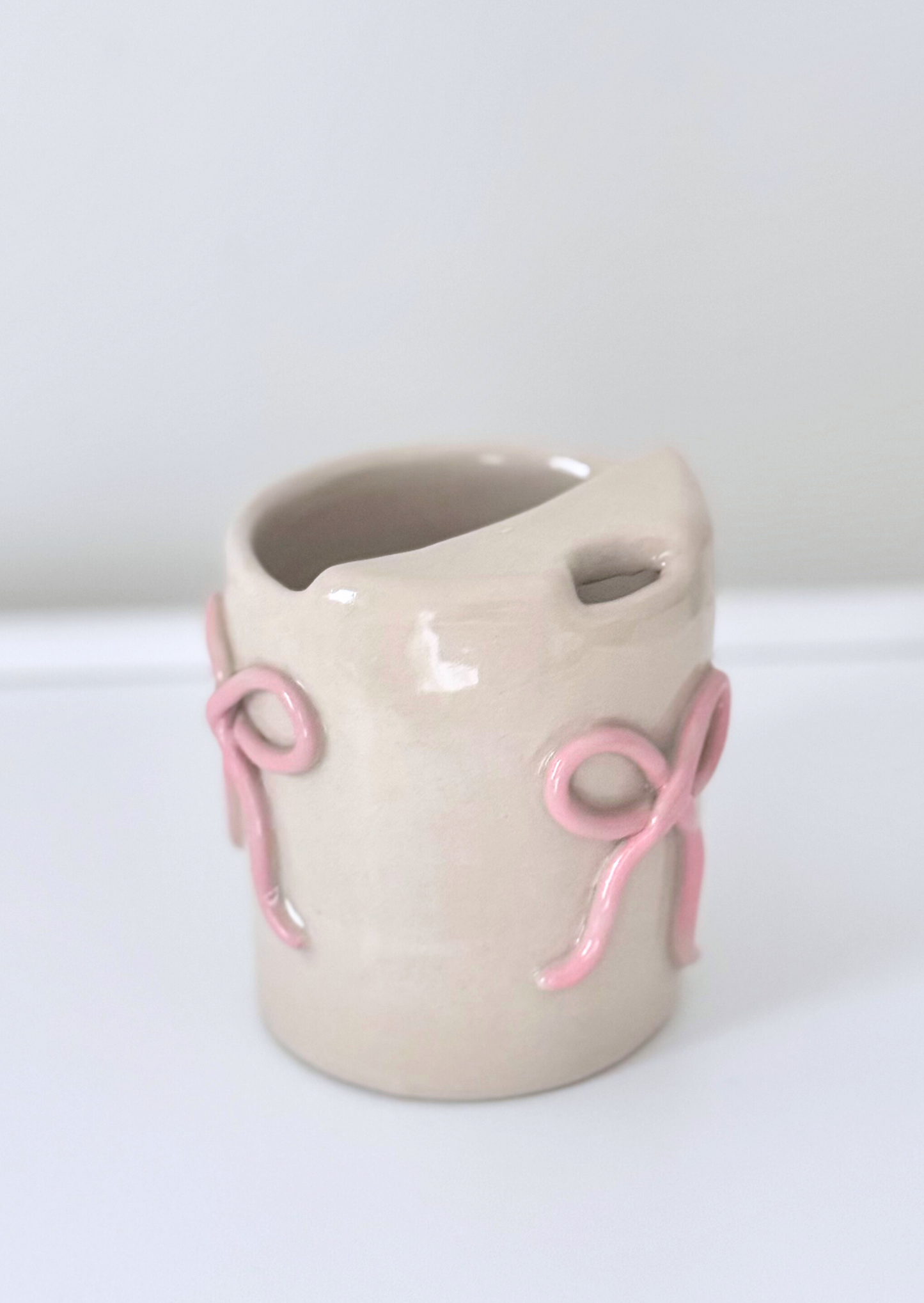 Travel Mug mit Schleifendetails