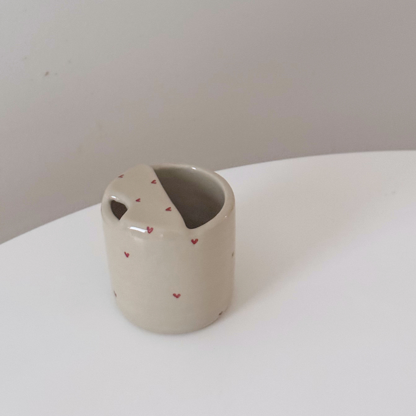 Travel Mug mit roten Herzen