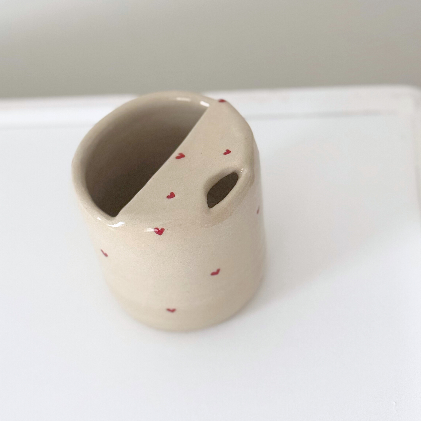Travel Mug mit roten Herzen