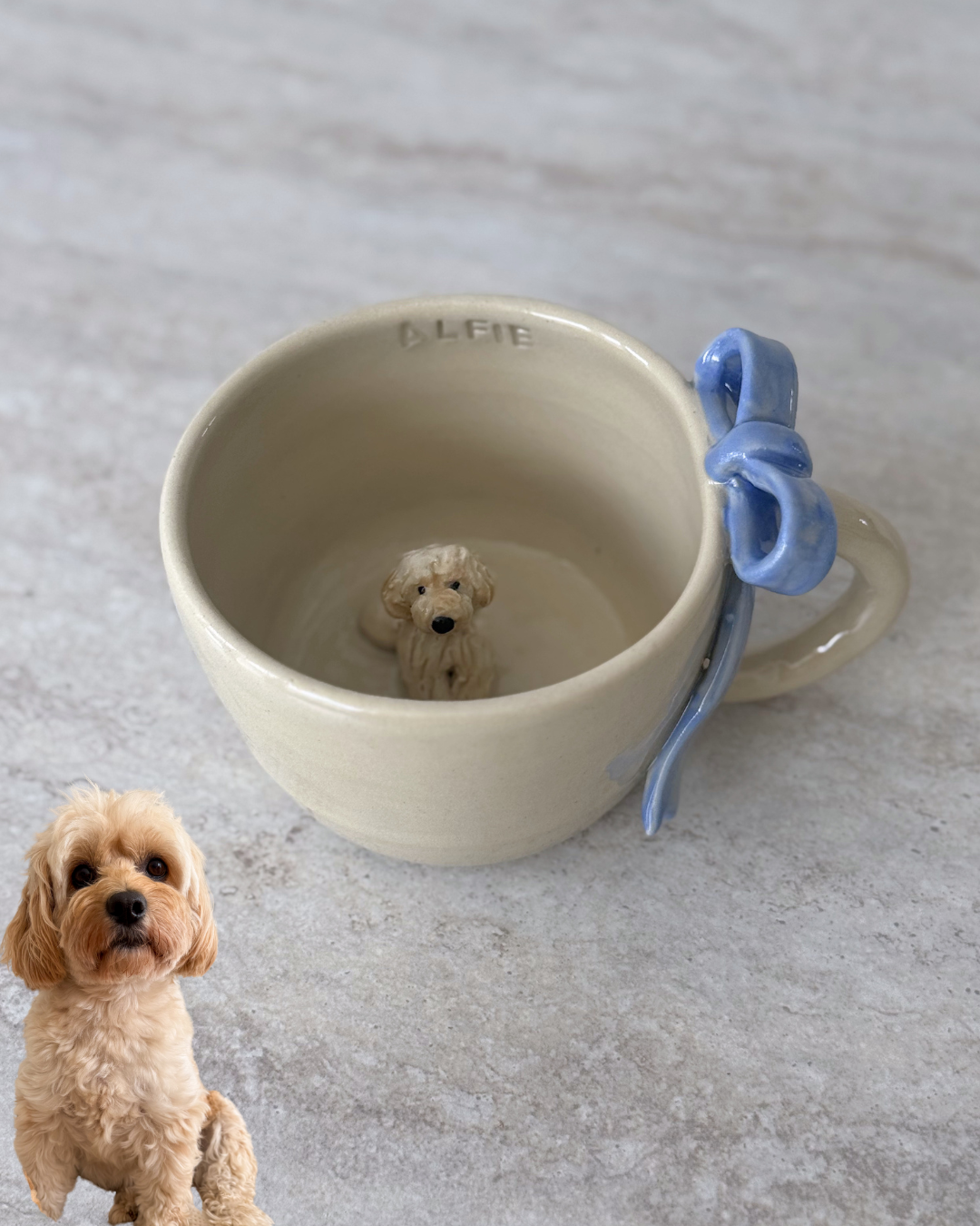 Personalisierte Haustiertasse mit Schleife