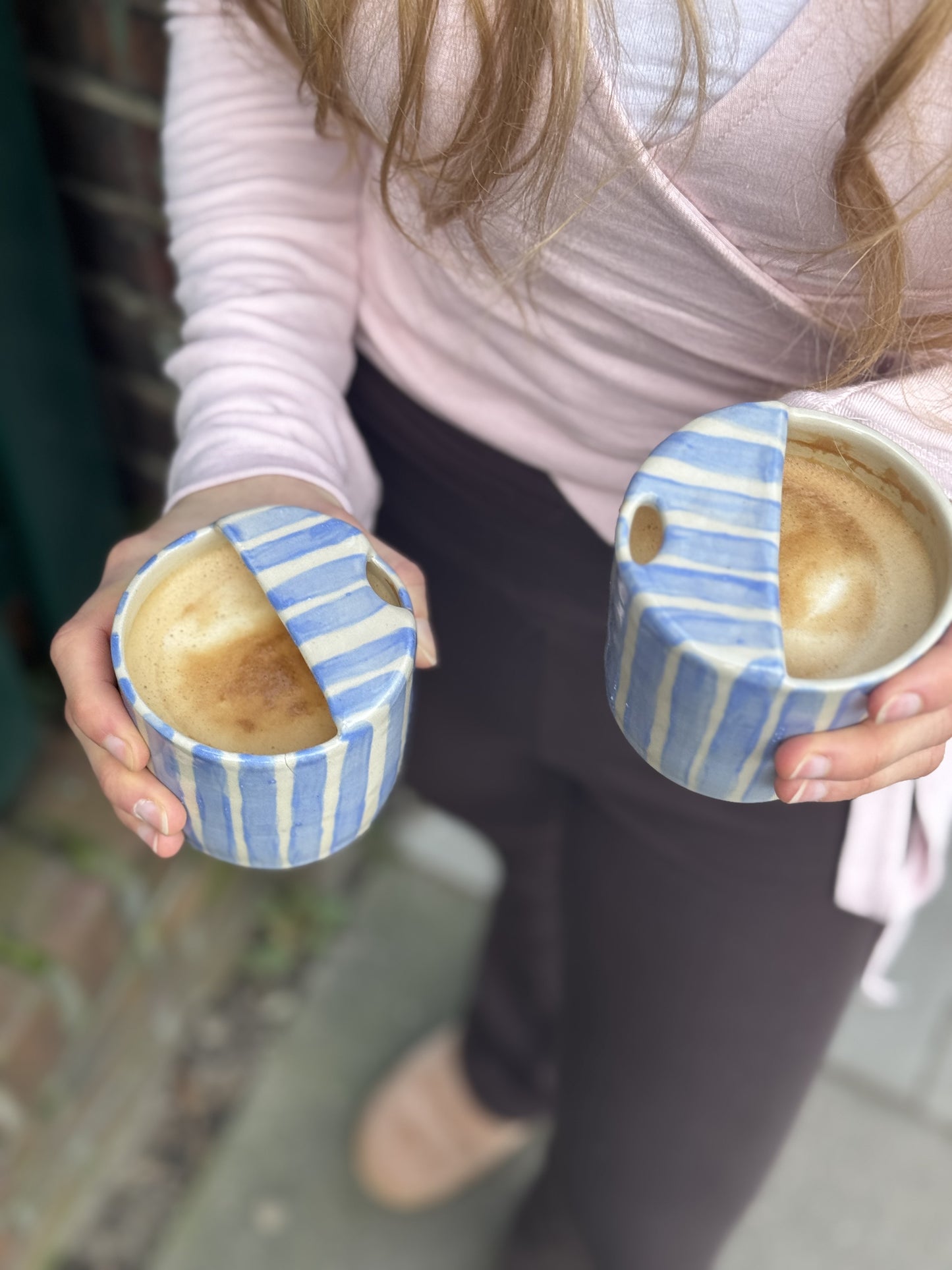 Handgemachter gestreifter To-Go Becher